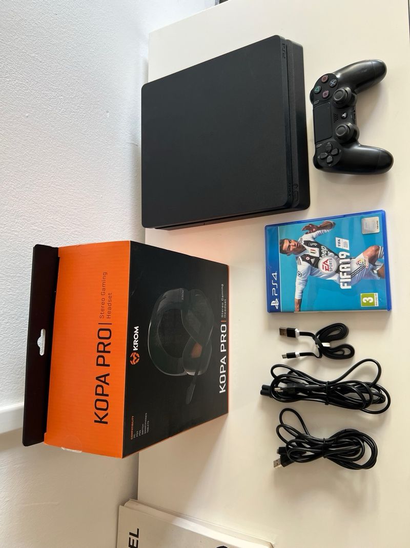 PS4 Slim 1TB + Mando + Cascos + FIFA 19 afbeelding 9