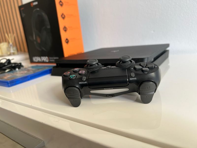 PS4 Slim 1TB + Mando + Cascos + FIFA 19 afbeelding 3