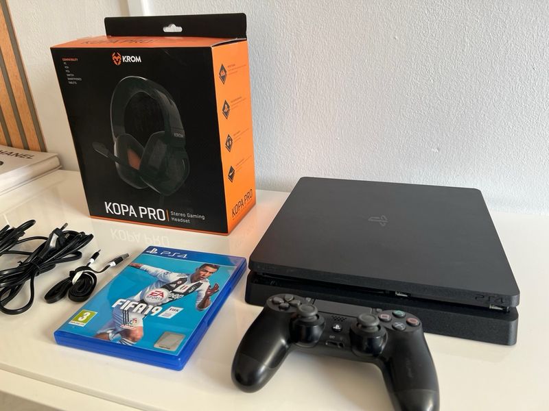 PS4 Slim 1TB + Mando + Cascos + FIFA 19 afbeelding 5