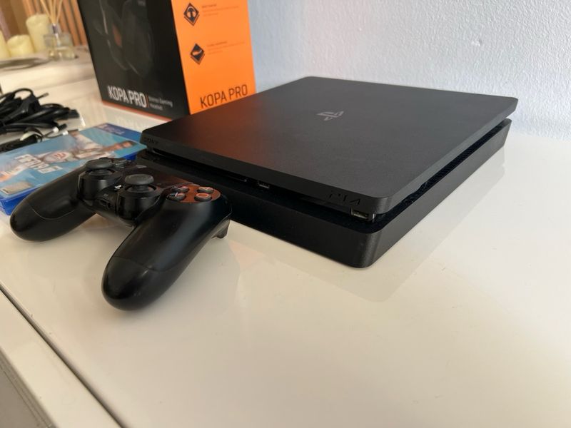 PS4 Slim 1TB + Mando + Cascos + FIFA 19 afbeelding 6