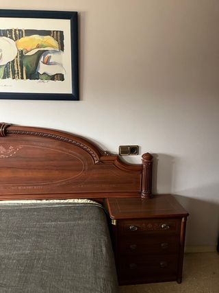 Mueble tocador de madera oscura con espejo