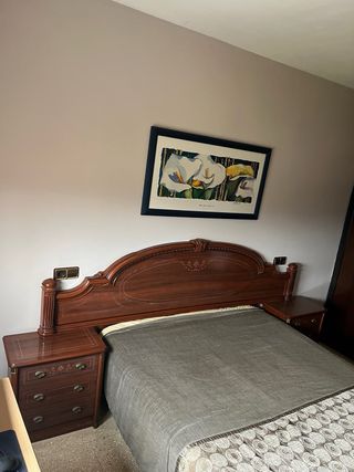 Mueble tocador de madera oscura con espejo