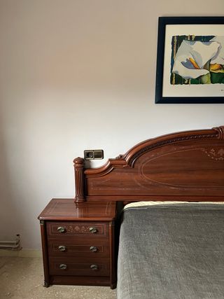 Mueble tocador de madera oscura con espejo