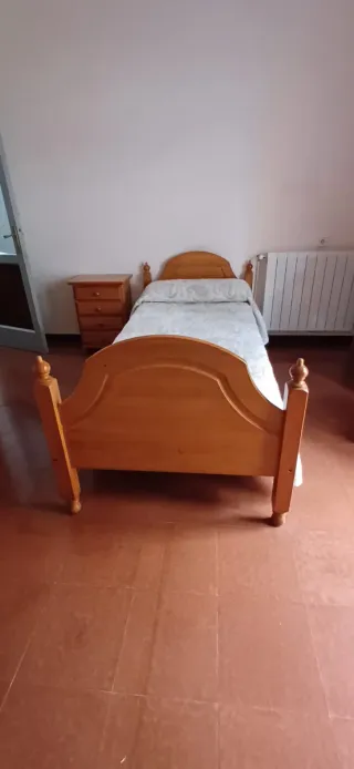 2 camas pino + 2 mesitas + colchones. Negociable