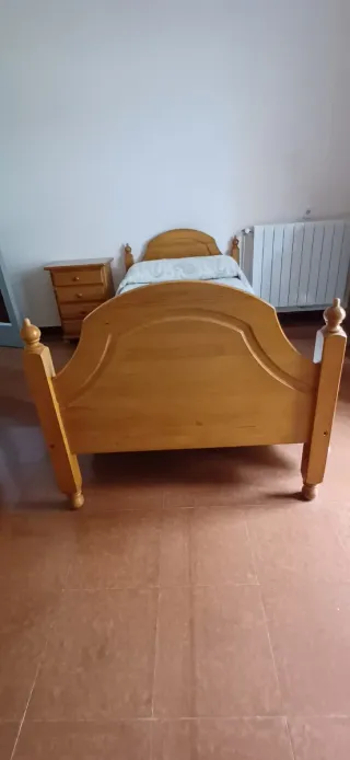 2 camas pino + 2 mesitas + colchones. Negociable