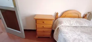 2 camas pino + 2 mesitas + colchones. Negociable