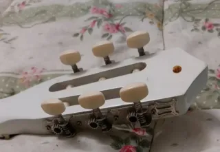 Chitarra Bontempi bianca decorata