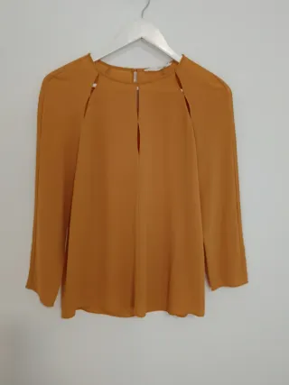 Blusa color mostaza