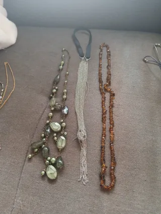 Lote de collares y colgantes variados