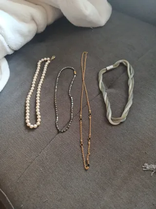 Lote de collares y colgantes variados