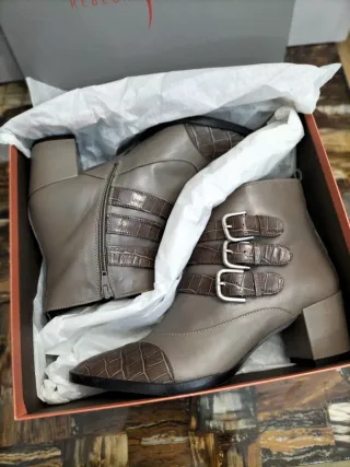 Botines marca Rebeca Sanver