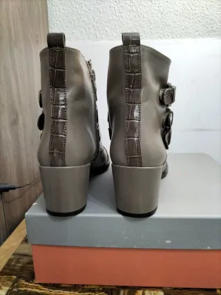 Botines marca Rebeca Sanver