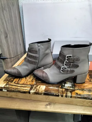 Botines marca Rebeca Sanver