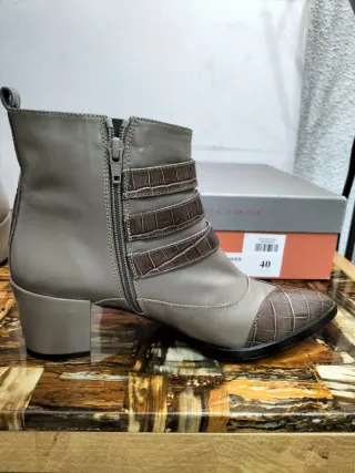 Botines marca Rebeca Sanver