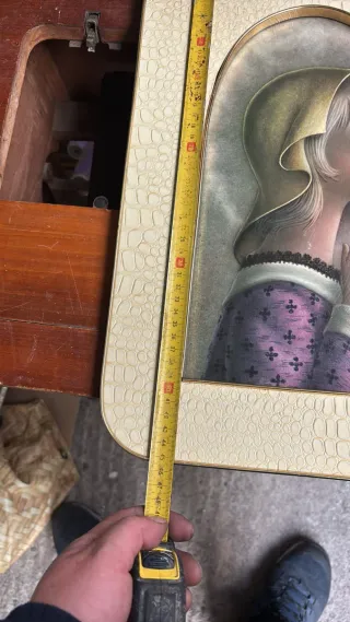 Figura de niña rezando