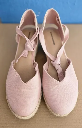 Sandalias cuña Amazon Essentials rosa y beige