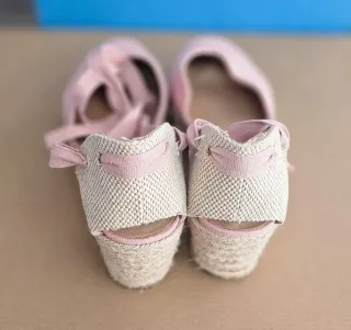 Sandalias cuña Amazon Essentials rosa y beige