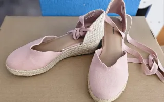 Sandalias cuña Amazon Essentials rosa y beige
