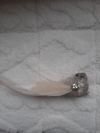 Dos pájaros decorativos dorados y blancos