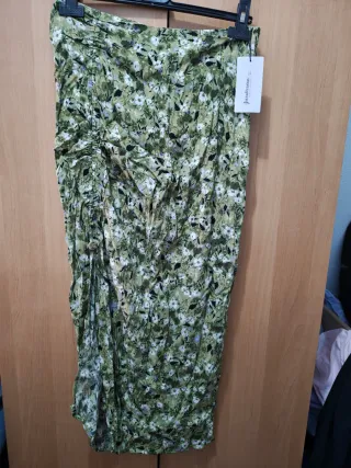 Falda midi floral Stradivarius estampada floral