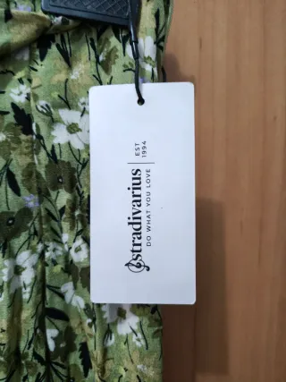 Falda midi floral Stradivarius estampada floral