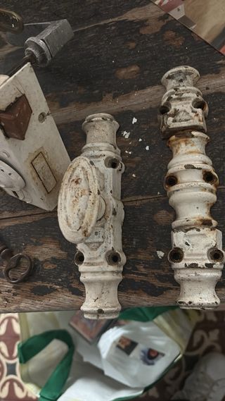 Lote cerraduras pomos ,etc antiguos