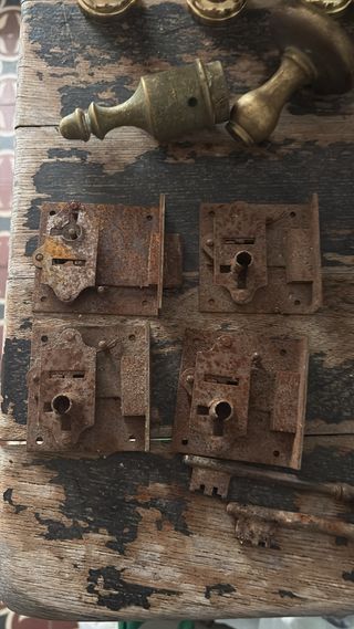 Lote cerraduras pomos ,etc antiguos