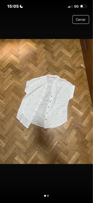 Camisa blanca con puntos de colores