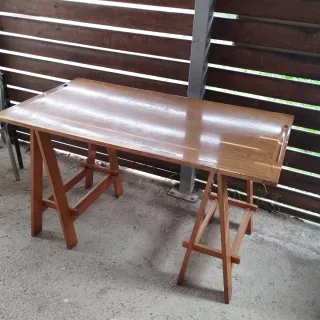 Escritorio de madera con caballetes