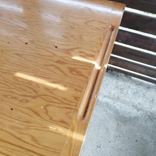 Escritorio de madera con caballetes