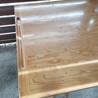 Escritorio de madera con caballetes