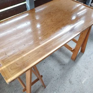 Escritorio de madera con caballetes