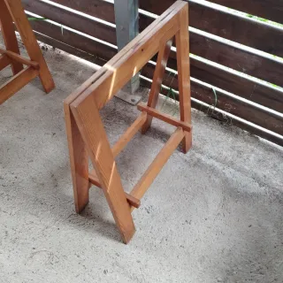 Escritorio de madera con caballetes