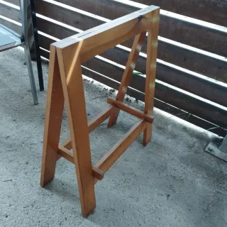 Escritorio de madera con caballetes