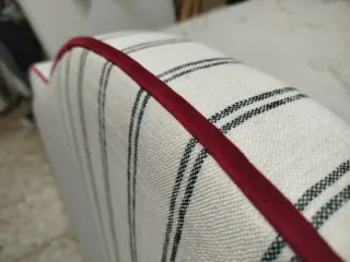 Cabecero tapizado con ribete rojo