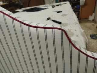 Cabecero tapizado con ribete rojo