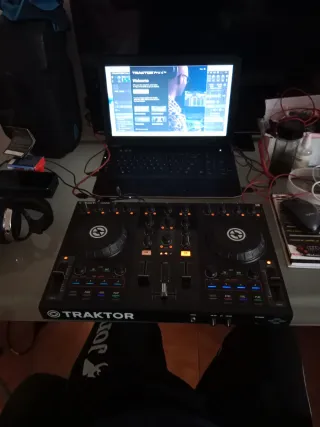 Controlador DJ Traktor Kontrol S2