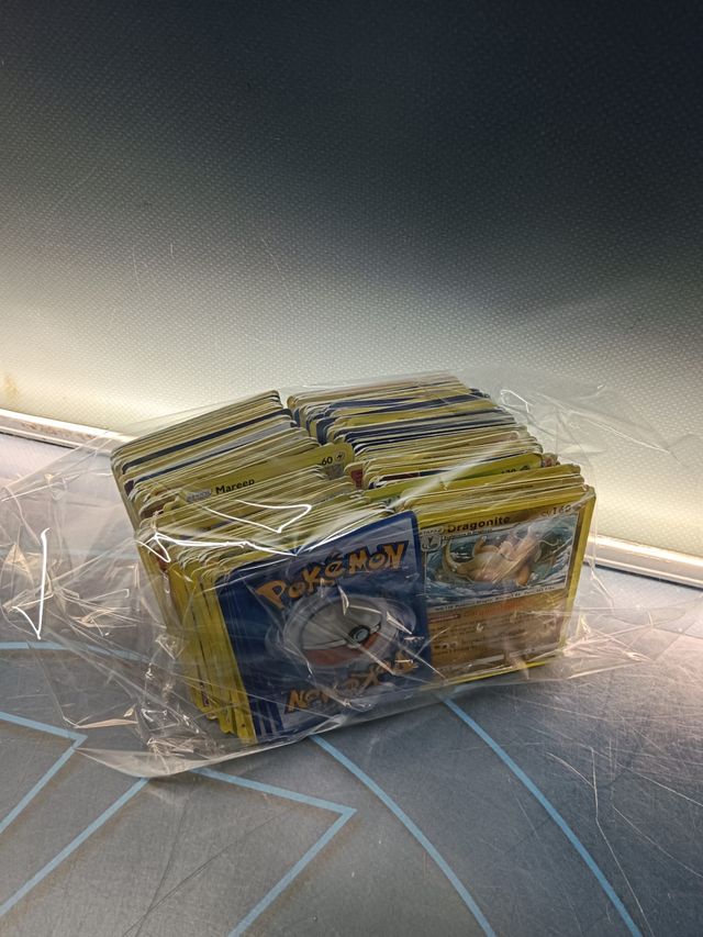 Mas de 300 cartas pokemon maltratadas, algunas no originales