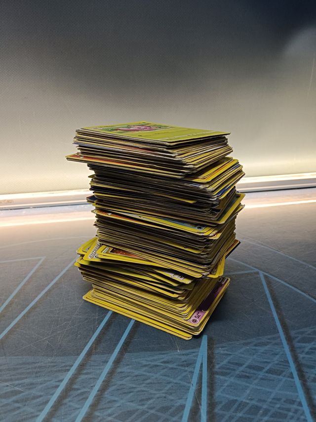 Mas de 300 cartas pokemon maltratadas, algunas no originales