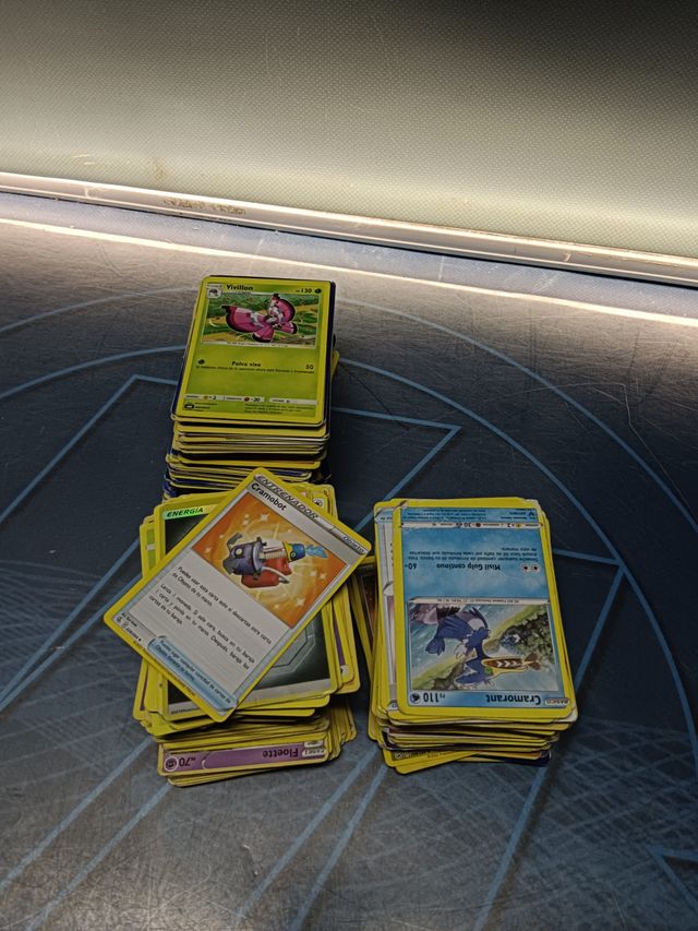 Mas de 300 cartas pokemon maltratadas, algunas no originales