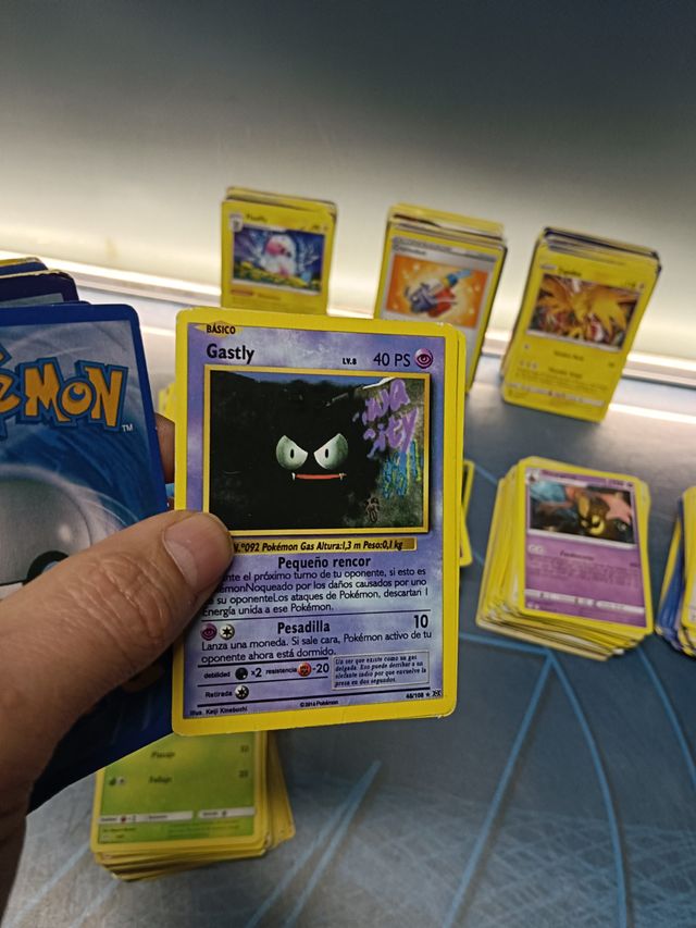 Mas de 300 cartas pokemon maltratadas, algunas no originales