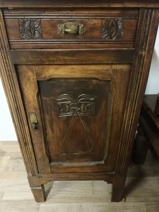 Comodino in legno con piano in marmo