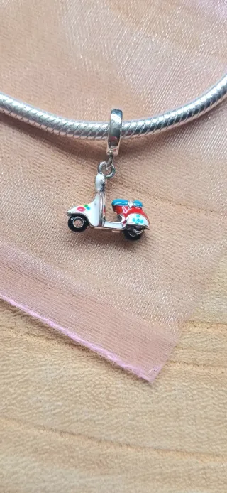 Charm Colgante | Moto blanca estilo Vespa