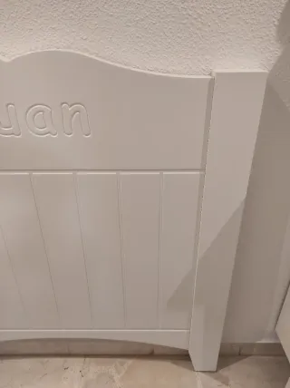 Cabezal de madera lacado en blanco