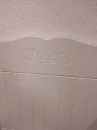 Cabezal de madera lacado en blanco