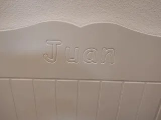 Cabezal de madera lacado en blanco