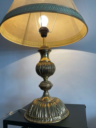 Lámpara de mesa dorada y beige