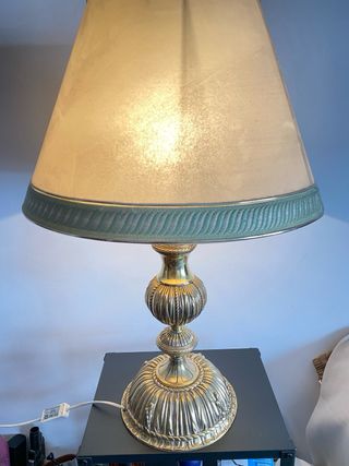 Lámpara de mesa dorada y beige