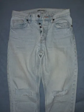 Pantalón vaquero ancho con rotos de Zara