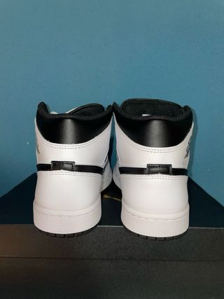 Air Jordan 1 Mid Blancas nuevas